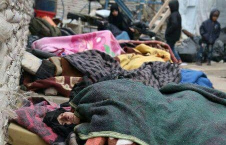 أهل حلب يفترشون الطرقات في هذا البرد القارس