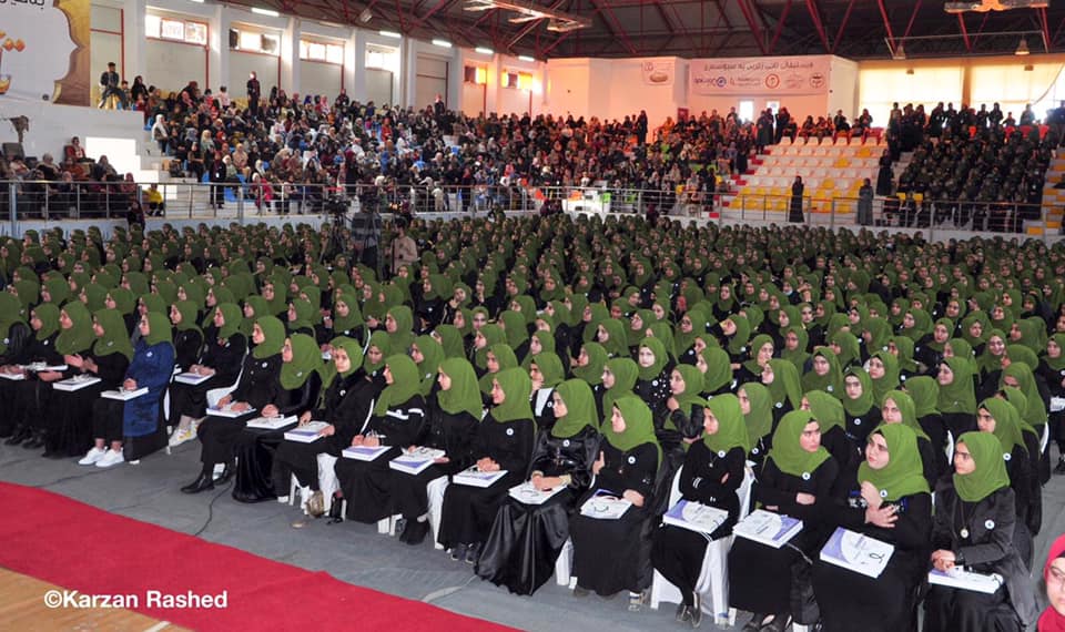 حدث وتعليق - احتفال #التاج_الذهبي بارتداء أكثر من ١٣٠٠ فتاة للحجاب
