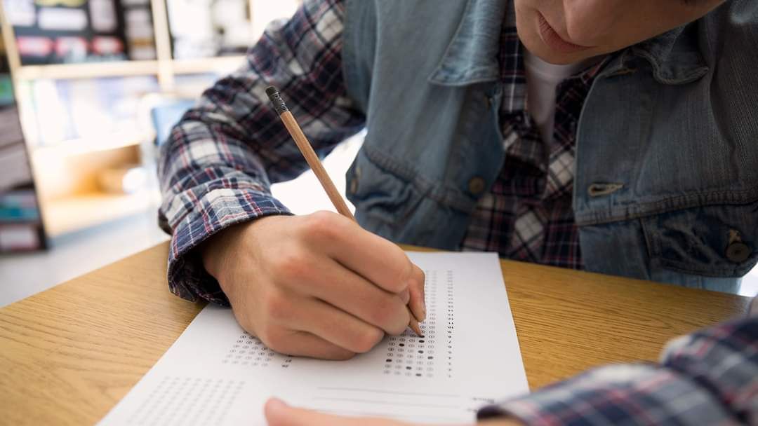 إلى طلاب وطالبات الجامعات
