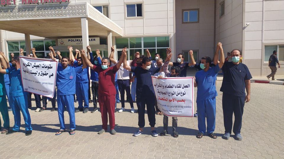 وقفة المعتصمين من الكوادر الطبية المطالبين بأدنى مقومات الحياة
